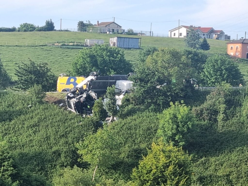 Grave accidente en la A-8 a la altura de Avilés: un herido y la vía cortada en sentido Oviedo Grave accidente en la A-8 a la altura de Avilés: un herido y la vía cortada en sentido Oviedo