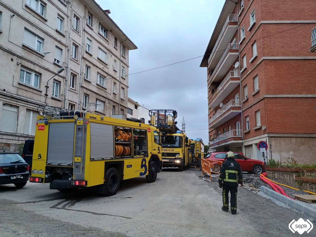 Una mujer trasladada al hospital y cinco personas atendidas en un incendio en Avilés Una mujer trasladada al hospital y cinco personas atendidas en un incendio en Avilés