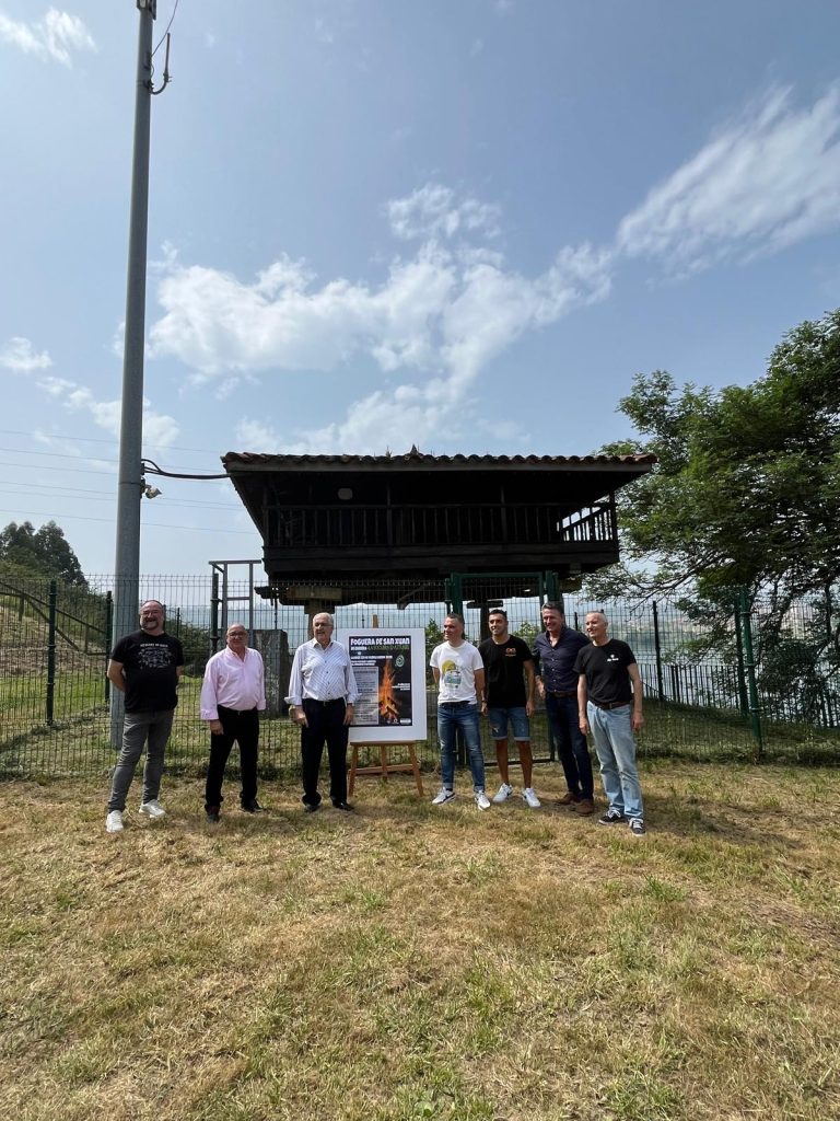 Foguera de San Xuan en Corvera Foguera de San Xuan en Corvera