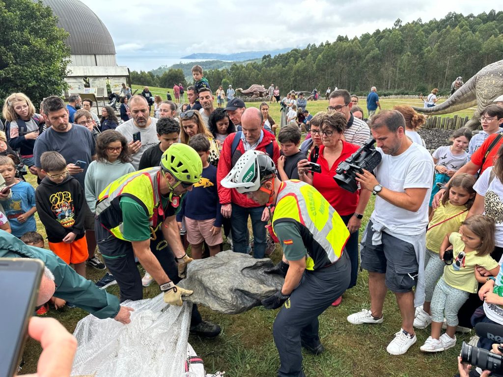 El MUJA recupera una huella de un dinosaurio terópodo en los acantilados de Oles, en Villaviciosa El MUJA recupera una huella de un dinosaurio terópodo en los acantilados de Oles, en Villaviciosa