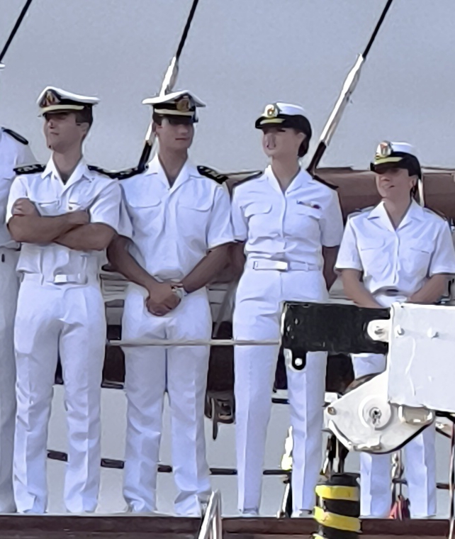 Gijón repletó sus muelles ante la llegada del Juan Sebastián de Elcano y los guardiamarinas desplegados en tierra Gijón repletó sus muelles ante la llegada del Juan Sebastián de Elcano y los guardiamarinas desplegados en tierra