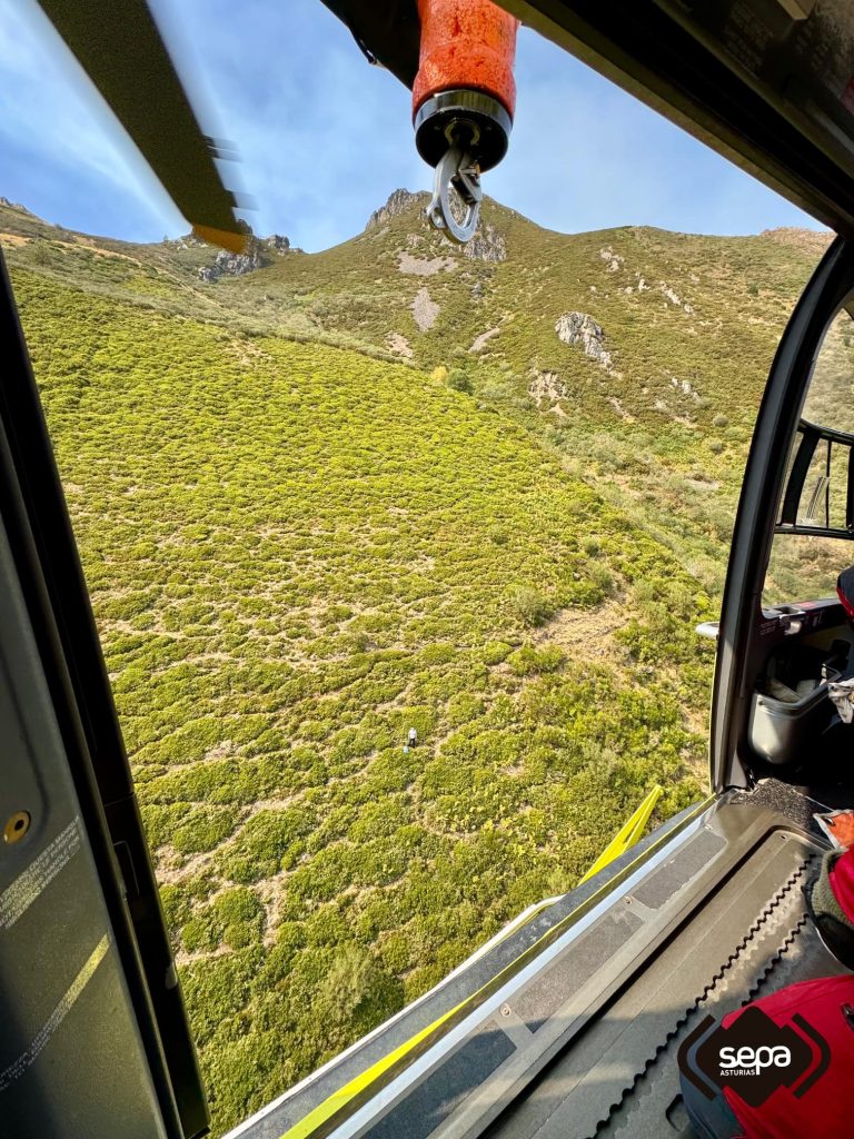 Rescates en Onís y Somiedo a cargo con el helicóptero de emergencias de Asturias