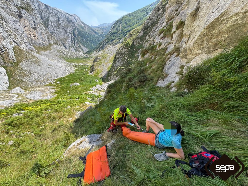Rescatados tres senderistas en Cangas de Onís y Cabrales Rescatados tres senderistas en Cangas de Onís y Cabrales