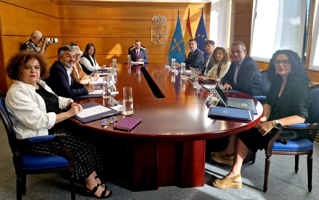 El Gobierno de Asturias pondrá el nombre del presidente Antonio Trevín al dique del puerto de Llanes donde se ubican Los Cubos de la Memoria El Gobierno de Asturias pondrá el nombre del presidente Antonio Trevín al dique del puerto de Llanes donde se ubican Los Cubos de la Memoria