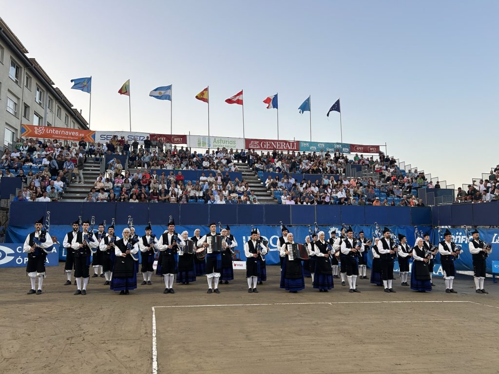 XXXVIII Torneo BDO Tenis Playa Luanco. Himno de Asturias con la Real Banda de Gaitas de Oviedo XXXVIII Torneo BDO Tenis Playa Luanco. Himno de Asturias con la Real Banda de Gaitas de Oviedo
