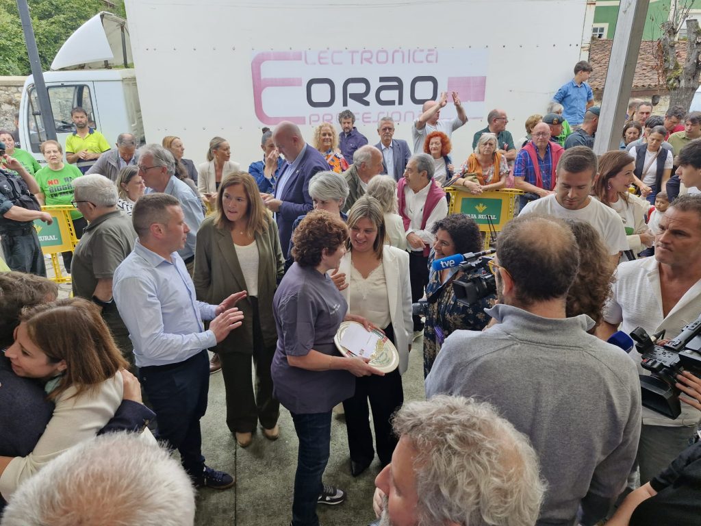 Un queso Cabrales de Quesería de Ángel Díaz Herrero por 37.000 euros adquirido por LLagar de Colloto Un queso Cabrales de Quesería de Ángel Díaz Herrero por 37.000 euros adquirido por LLagar de Colloto