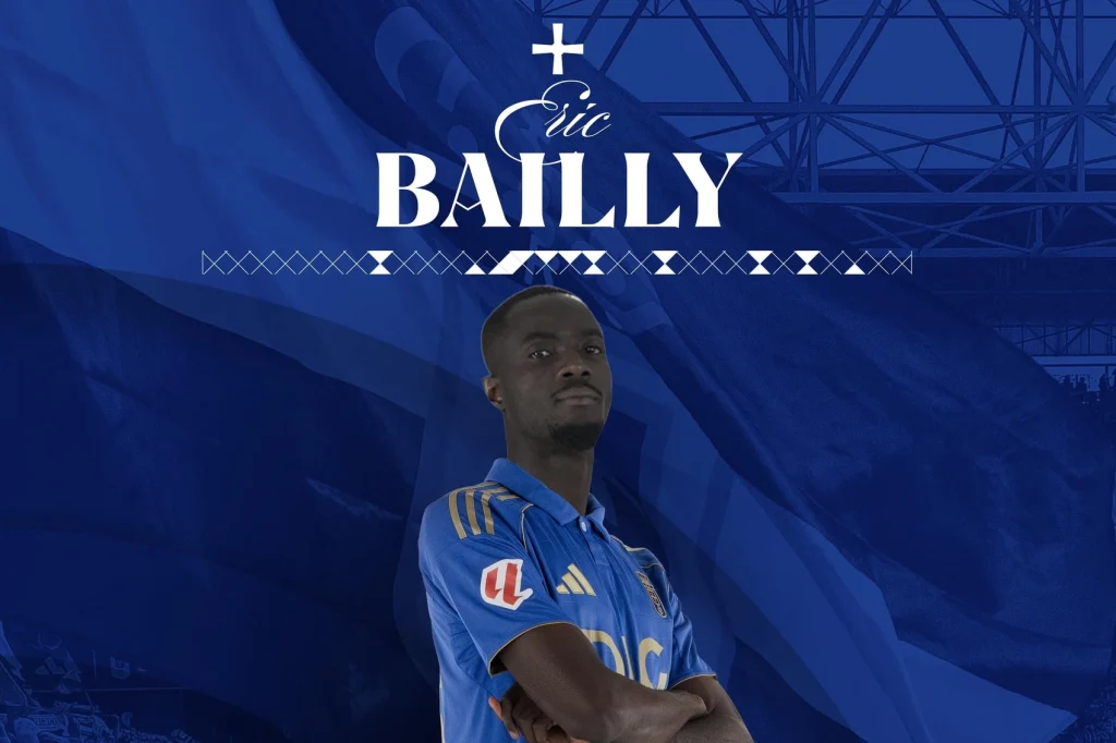 El futbolista de Costa de Marfil, Eric Bailly, nuevo jugador del Real Oviedo, refuerza la zaga carbayona y firma con el conjunto azul para las dos próximas temporadas El futbolista de Costa de Marfil, Eric Bailly, nuevo jugador del Real Oviedo, refuerza la zaga carbayona y firma con el conjunto azul para las dos próximas temporadas