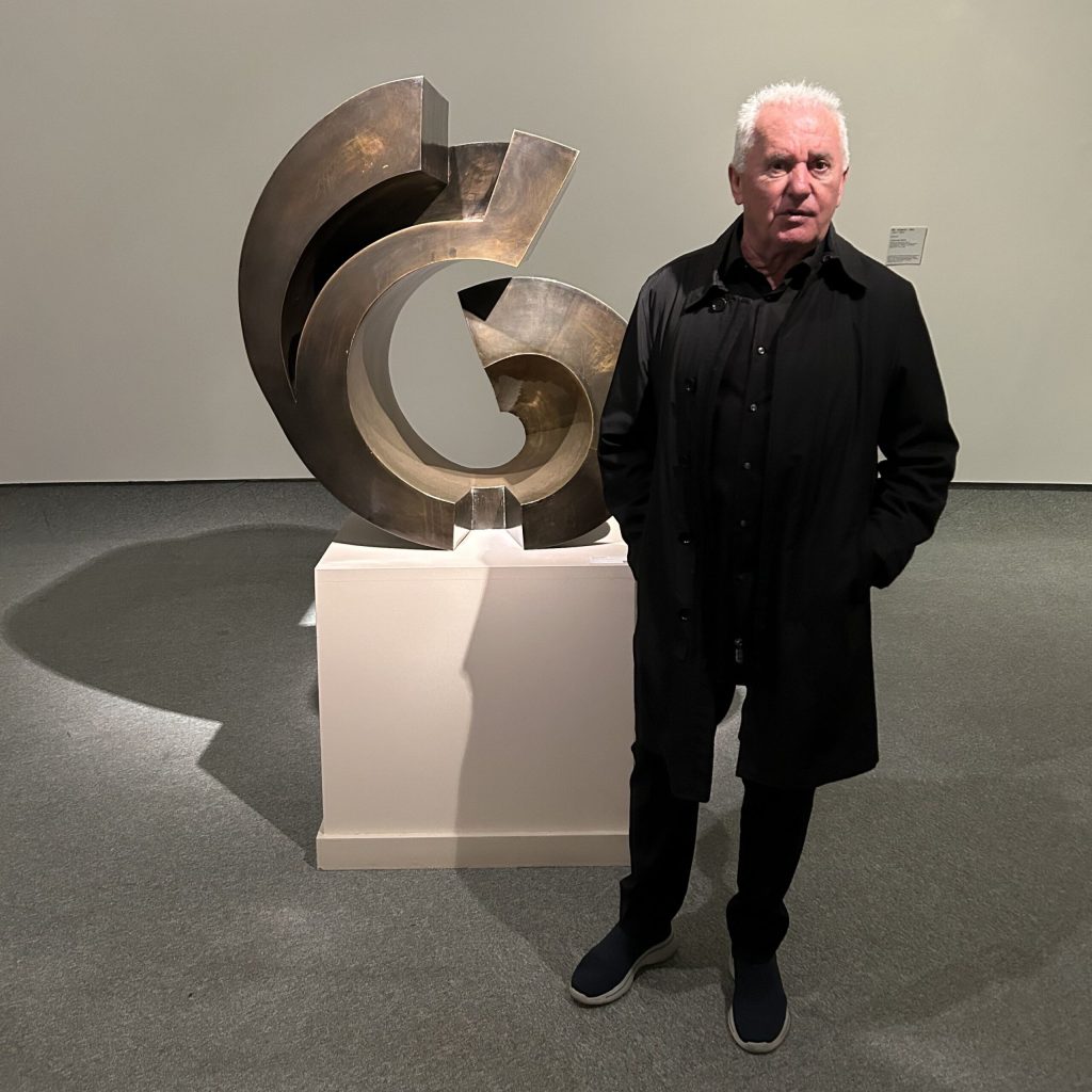 Victor Manuel visita la obra de Martín Chirino en el Centro Niemeyer Victor Manuel visita la obra de Martín Chirino en el Centro Niemeyer