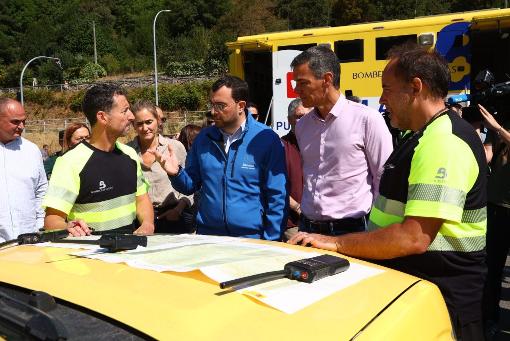 Pedro Sánchez anuncia en Asturias la puesta en marcha este martes de la Comisión Interministerial que definirá el Pacto de Estado contra la Emergencia Climática Pedro Sánchez anuncia en Asturias la puesta en marcha este martes de la Comisión Interministerial que definirá el Pacto de Estado contra la Emergencia Climática