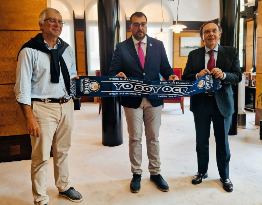 Adrián Barbón recibe el carné abonado nº 2019 del Alimerka Oviedo Baloncesto Adrián Barbón recibe el carné abonado nº 2019 del Alimerka Oviedo Baloncesto