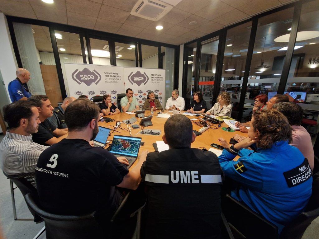 El cambio en las condiciones meteorológicas, con lluvia, temperaturas más bajas y viento norte, ayuda a combatir los ocho incendios activos en Asturias El cambio en las condiciones meteorológicas, con lluvia, temperaturas más bajas y viento norte, ayuda a combatir los ocho incendios activos en Asturias