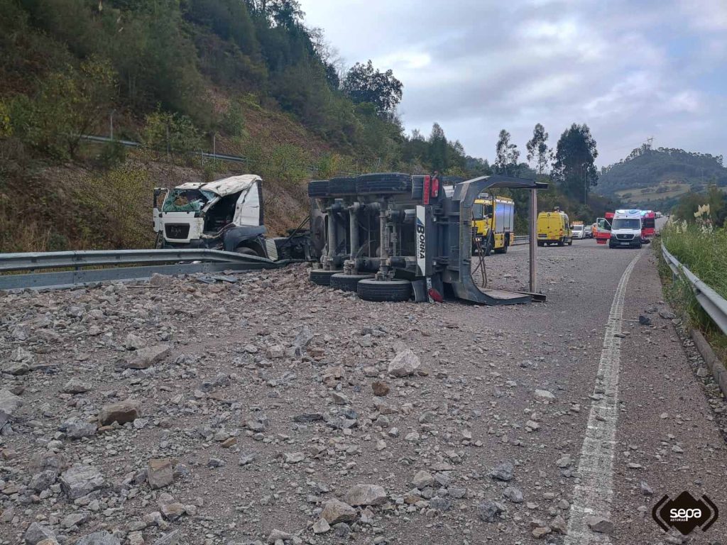 Herido un camionero en un accidente en Siero Herido un camionero en un accidente en Siero