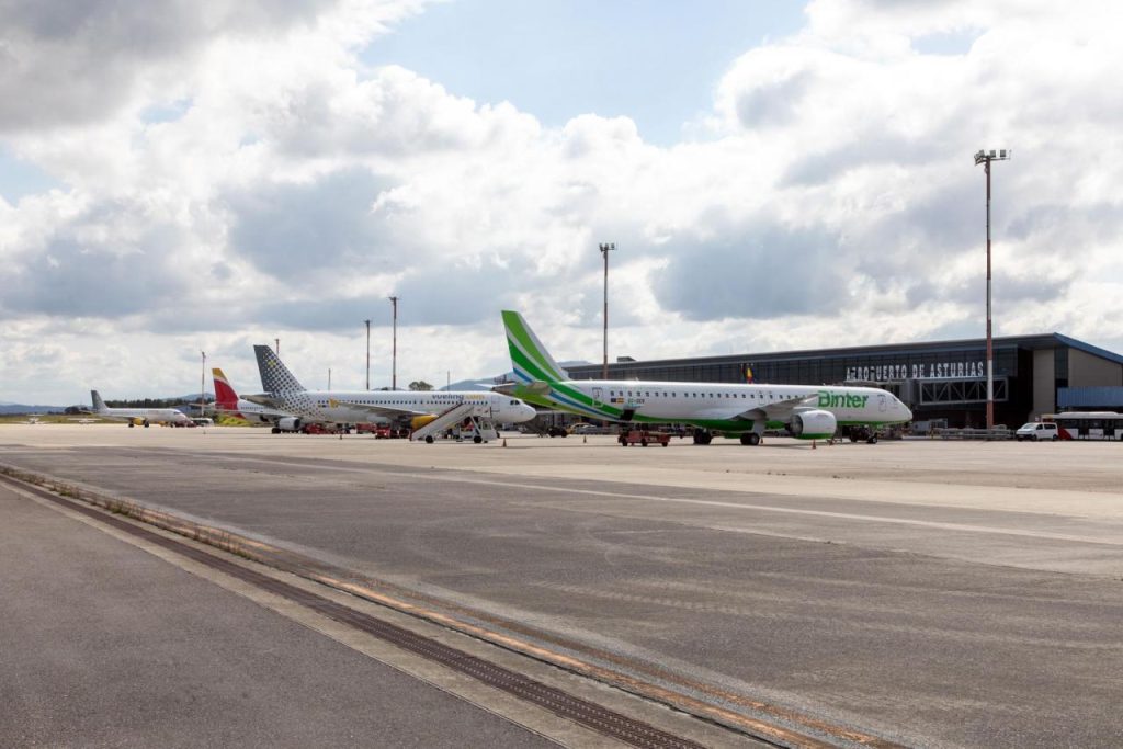 El aeropuerto de Asturias recrecerá la pista, se amplia la sala de embarque internacional y se mejorarán los accesos El aeropuerto de Asturias recrecerá la pista, se amplia la sala de embarque internacional y se mejorarán los accesos
