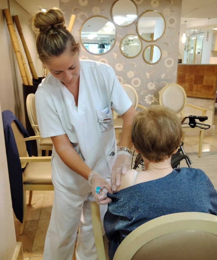 Protección a los colectivos más vulnerables Asturias refuerza la vacunación de las personas mayores de 60 años con enfermedades avanzadas frente al virus respiratorio sincitial Protección a los colectivos más vulnerables Asturias refuerza la vacunación de las personas mayores de 60 años con enfermedades avanzadas frente al virus respiratorio sincitial