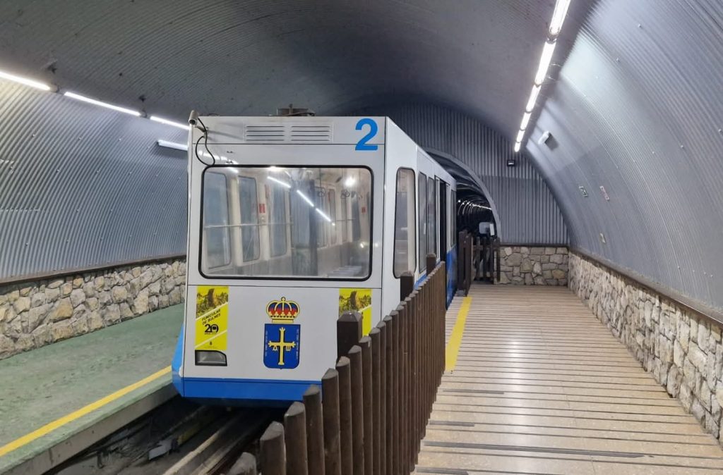 Interrumpido el servicio del funicular de Bulnes por una avería mecánica Interrumpido el servicio del funicular de Bulnes por una avería mecánica