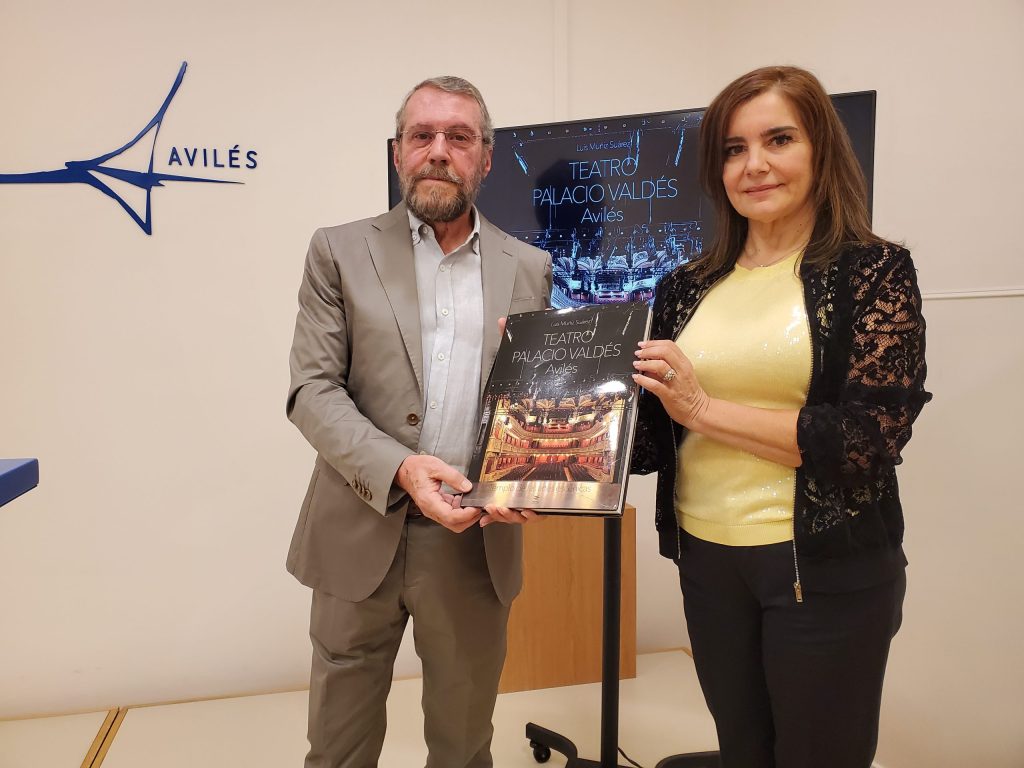 El periodista Luis Muñiz Suárez muestra en un libro el esplendor del Teatro Palacio Valdés, ofrece un recorrido por la vida del odeón avilesino a través de más de quinientas imágenes El periodista Luis Muñiz Suárez muestra en un libro el esplendor del Teatro Palacio Valdés, ofrece un recorrido por la vida del odeón avilesino a través de más de quinientas imágenes